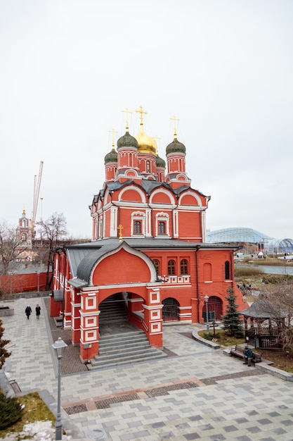 De rode kerk van de heilige drie-eenheid in Yaroslavl