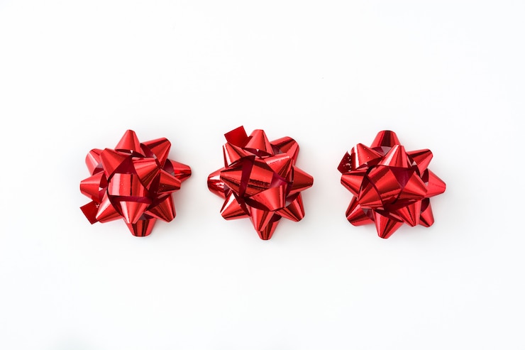 Foto de rode ribbgiftdoos isoleerde witte achtergrond