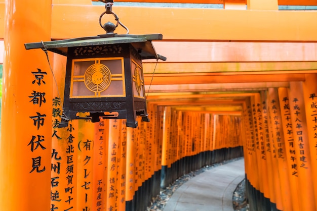 De rode torii poorten loopbrug op fushimi inari taisha schrijn in kyoto.