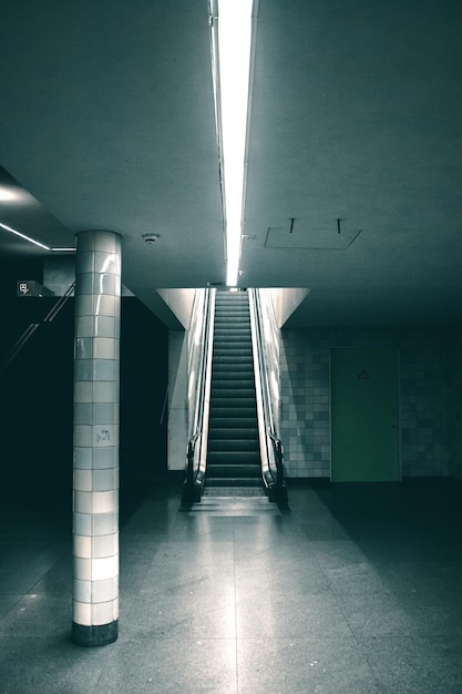 De roltrap bij het metrostation