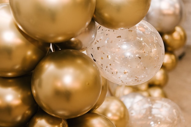 De ronde fotozone is versierd met gouden en zilveren verjaardagsballen, het werk van een aerodesigner-closeup