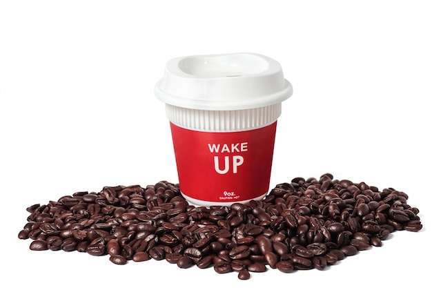 De roodgloeiende Lange Koffie haalt Kop en verse koffiebonen weg op witte achtergrond.