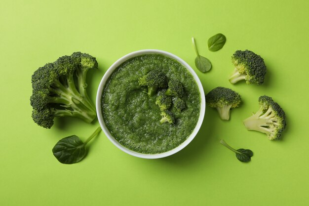 De roomsoep van broccoli op groene, hoogste mening