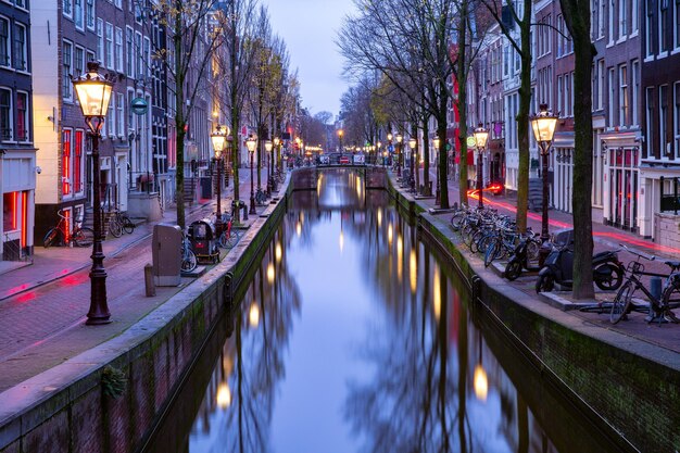 De rosse buurt van Amsterdam in de schemering