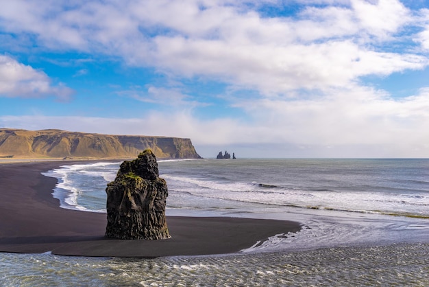 Foto de rots arnardrangur zuid-ijsland