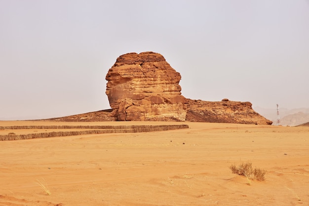 De rots in de woestijn sluit al ula in saoedi-arabië af