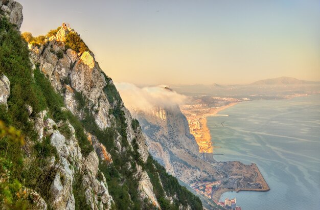 De rots van Gibraltar in mist