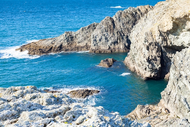 De rotsen en kliffen in de oceaan van het beroemde eiland Belle Ile en Mer in Frankrijk