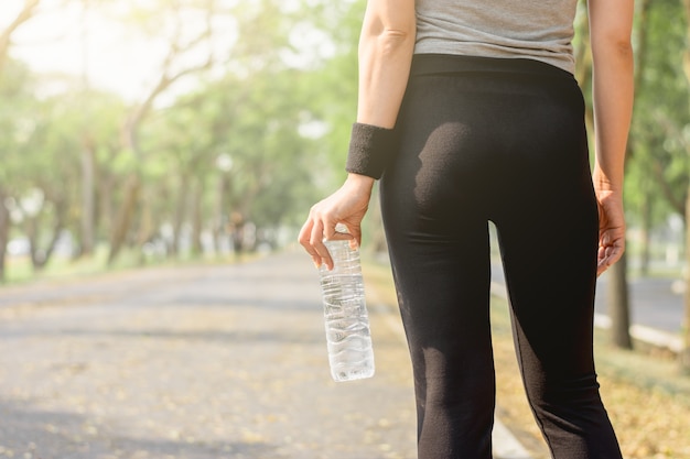 De rug van een vrouw die traint staat