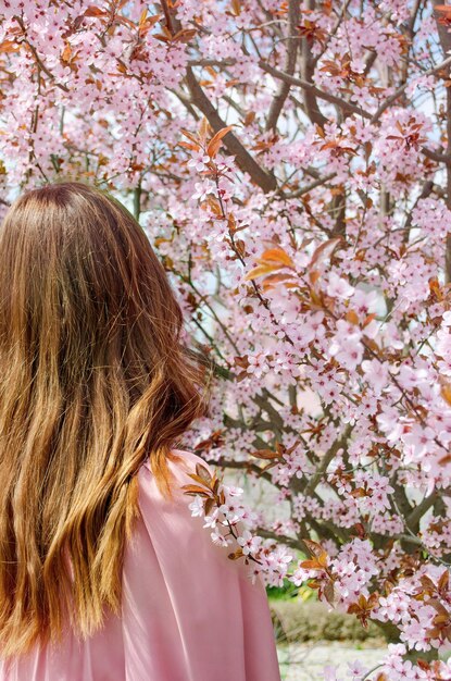 Foto de rug van girl039 is gekeerd in de lente