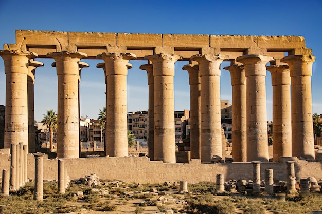 De ruïnes van de centrale tempel van Amun-Ra, op de rechteroever van de Nijl, in het zuidelijke deel van Thebe, in de moderne stad Luxor.