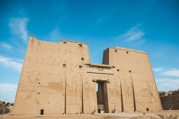 De ruïnes van de oude tempel van horus in edfu, egypte.