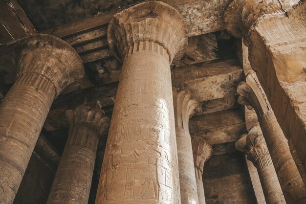 De ruïnes van de oude tempel van Horus in Edfu, Egypte