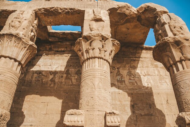 De ruïnes van de oude tempel van Horus in Edfu, Egypte