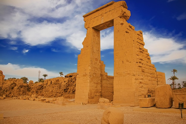 De ruïnes van de prachtige oude tempel van Dendera of Hathor Egypt Dendera