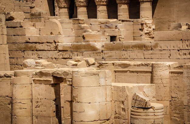 De ruïnes van de prachtige oude tempel van Dendera of Hathor Temple. Egypte, Dendera, een oude Egyptische tempel in de buurt van de stad Ken.