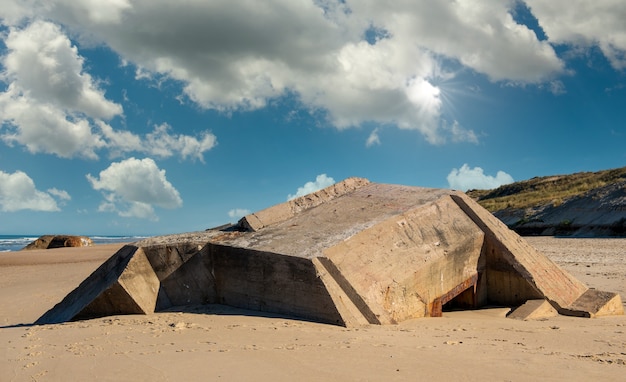 De ruïnes van Duitse bunker in het strand van Normandië, Frankrijk