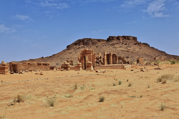 De ruïnes van een oude Egyptische tempel in de Sahara-woestijn van Soedan, Nubia