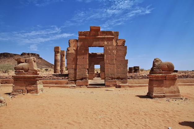 De ruïnes van een oude Egyptische tempel in de woestijn van Soedan, Nubia