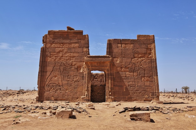 De ruïnes van een oude egyptische tempel in de woestijn van soedan, nubia