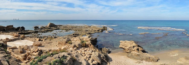 De ruïnes van een oude haven in Caesarea