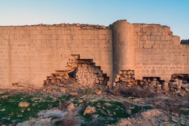 De ruïnes van een oude karavanserai uit de 14e eeuw, gelegen in de steppen van Gobustan, Azerbeidzjan