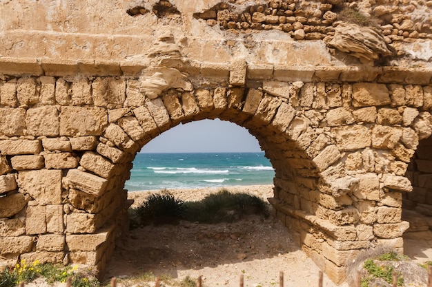 De ruïnes van het aquaduct in Caesarea