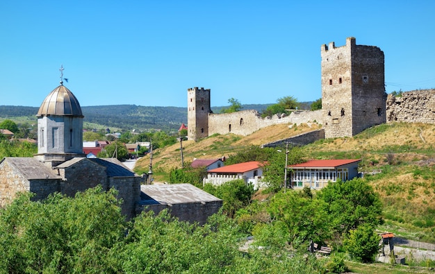 De ruïnes van het Genuese fort in Feodosia, de Krim