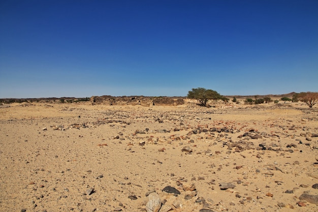 De ruïnes van het oude klooster van Ghazali in de Saharawoestijn in Soedan, Afrika