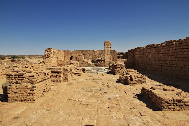 De ruïnes van het oude klooster van Ghazali in de woestijn van de Sahara, Soedan, Afrika