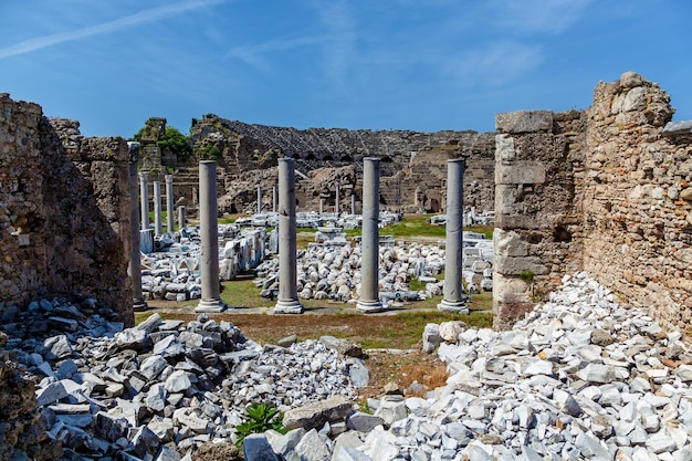 De ruïnes van het oude oude theater in Side, Turkije archeologie achtergrond.