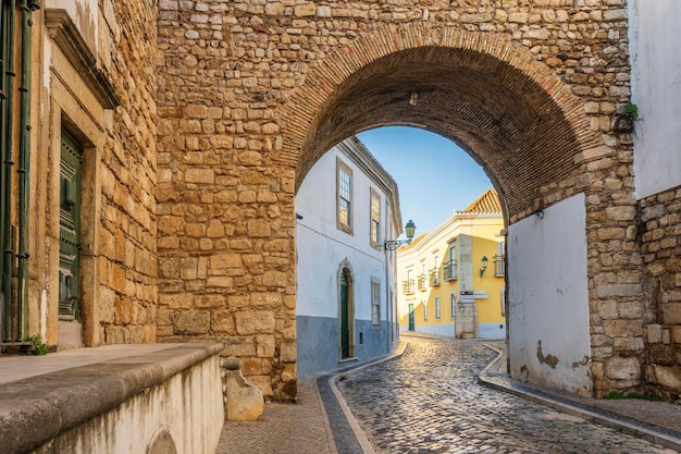 De rustboog in middeleeuwse muren is een van de 4 ingangen van de oude stad in Faro Algarve, Portugal