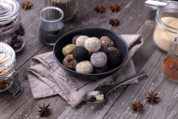 De ruwe energie bijt ballen die met natuurlijke ingrediënten op oude rustieke houten achtergrond worden voorbereid