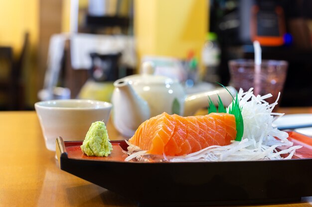 De ruwe sashimi van de zalmplak op ijs Japanse stijl