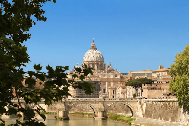 De Saint Angel-brug en de Sint-Pietersbasiliek Rome Italië
