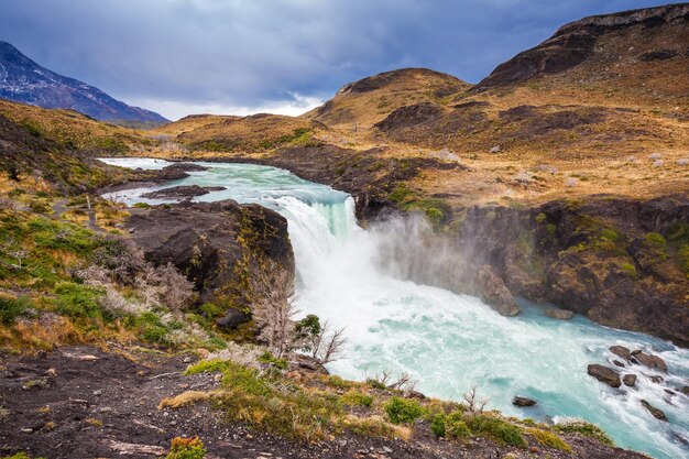 De Salto Grande is een waterval aan de rivier de Paine, na het Nordenskjold-meer, in het nationale park Torres del Paine in Chili