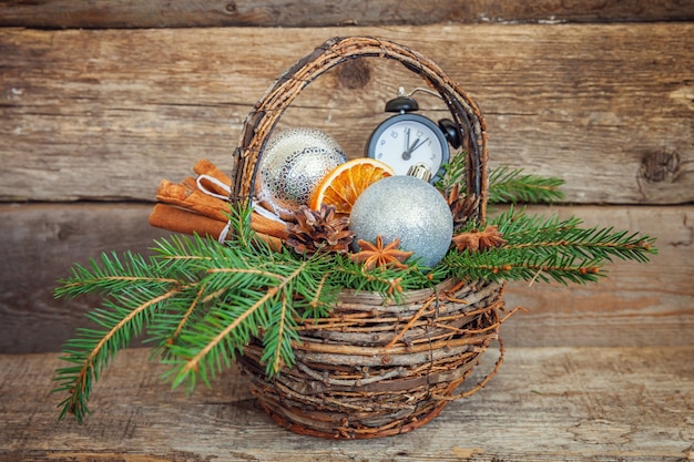 De samenstelling van het Kerstmisnieuwjaar op oude sjofele rustieke houten achtergrond