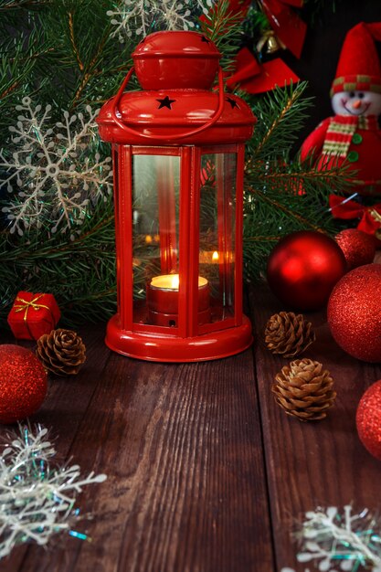 De samenstellingskaarsen van Kerstmis, bal feestelijke decoratie voor het vakantie nieuwe jaar