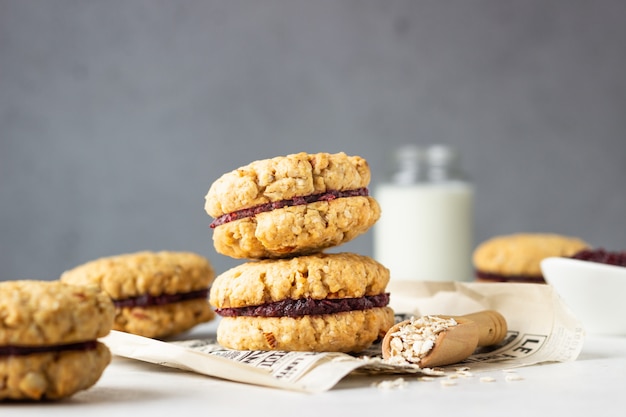 De sandwichkoekjes van de veganisthaver met droge Amerikaanse veenbes en sinaasappel. Gezond ontbijt voor kinderen.