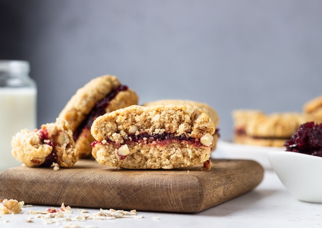 De sandwichkoekjes van de veganisthaver met droge Amerikaanse veenbes en sinaasappel. Gezond ontbijt voor kinderen.