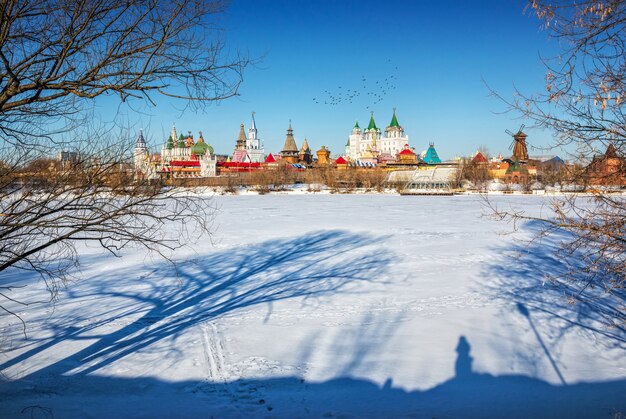 De schaduwen van de bomen in de sneeuw bij het Kremlin van Izmailovo in Moskou