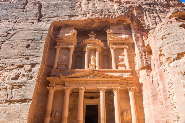 De Schatkist is een van de meest uitgebreide tempels in de oude Arabische stad Nabatean, Petra, Jordanië.