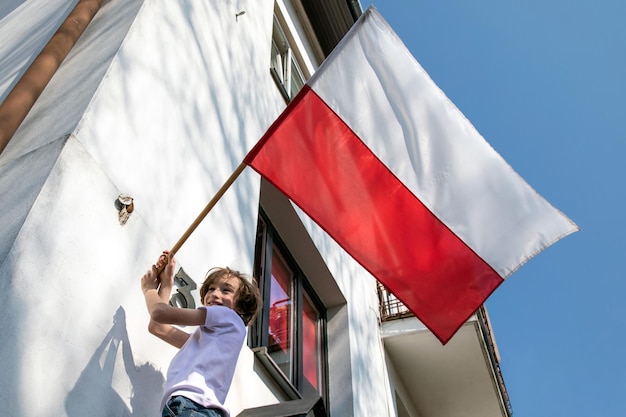 De schattige jongen met de vlag van Polen Poolse vlagdag Onafhankelijkheidsdag