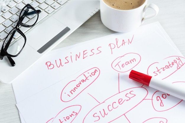 De schets van het businessplanidee met strategie en grafiek Bedrijfsplanningsconcept