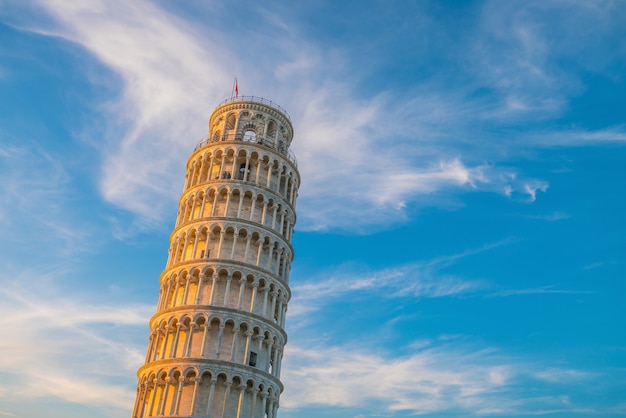 De scheve toren in een zonnige dag in Pisa, Italië.