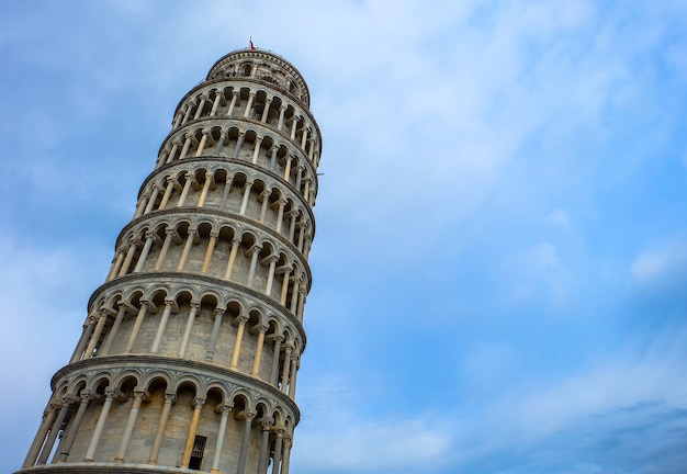 De scheve toren van Pisa in bewolkte lucht