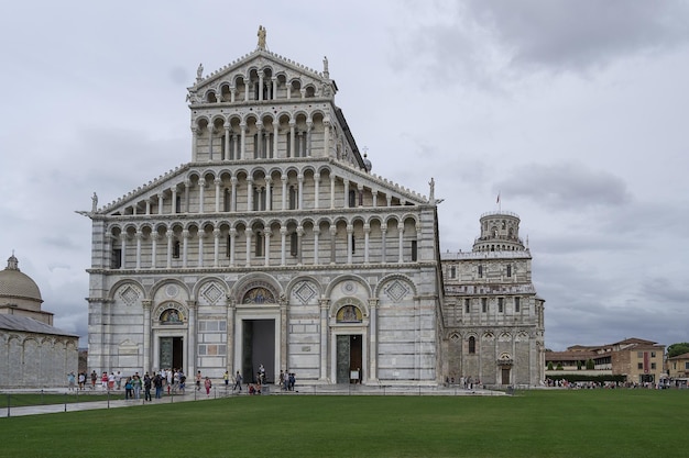 De scheve toren van Pisa Italiaanse Torre pendente di Pisa of gewoon de toren van Pisa Torre di Pisa is de campanile of vrijstaande klokkentoren
