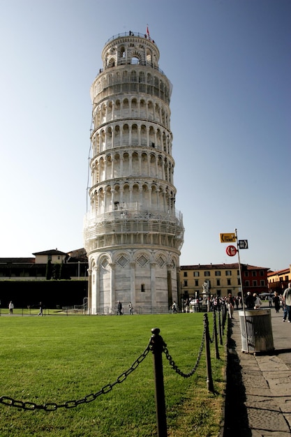 de scheve toren van Pisa, Piazza dei Miracoli (plein van wonderen) op blauwe hemel