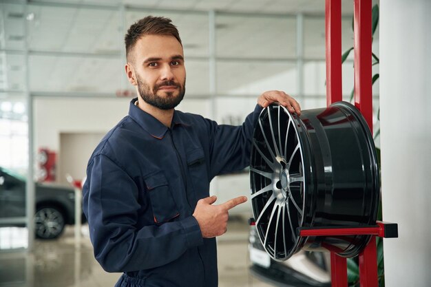 De schijf van het wiel is in de garage met de auto.