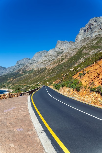 De schilderachtige aandrijving van het kaapschiereiland met oceaan en bergenmening, zuid-afrika